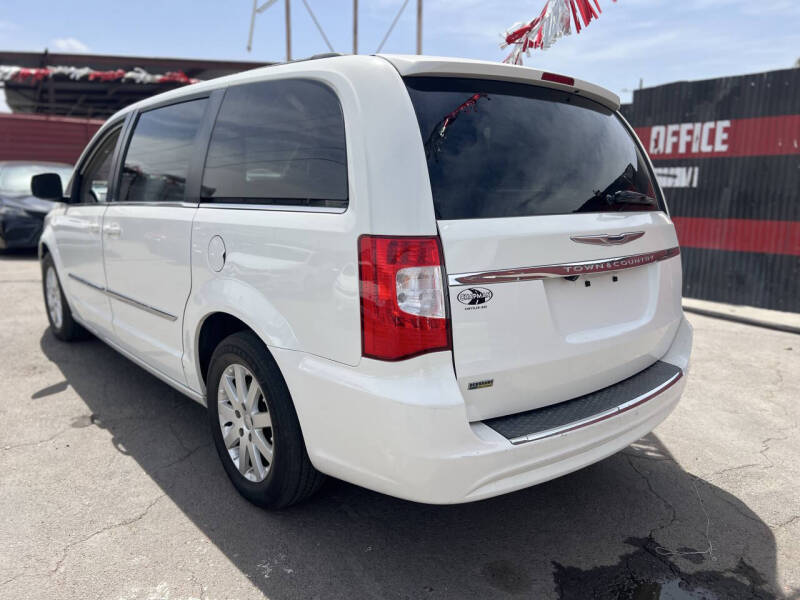 2013 Chrysler Town and Country Touring - Image 9
