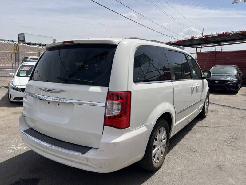 2013 Chrysler Town and Country Touring - Image 8