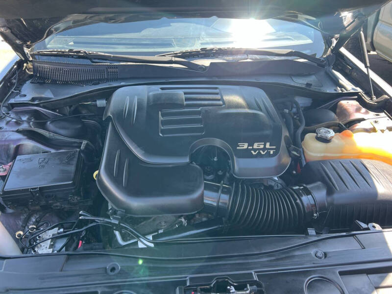 2015 Chrysler 300 S – 3.6L V6, 8-Speed Auto, RWD - Image 3