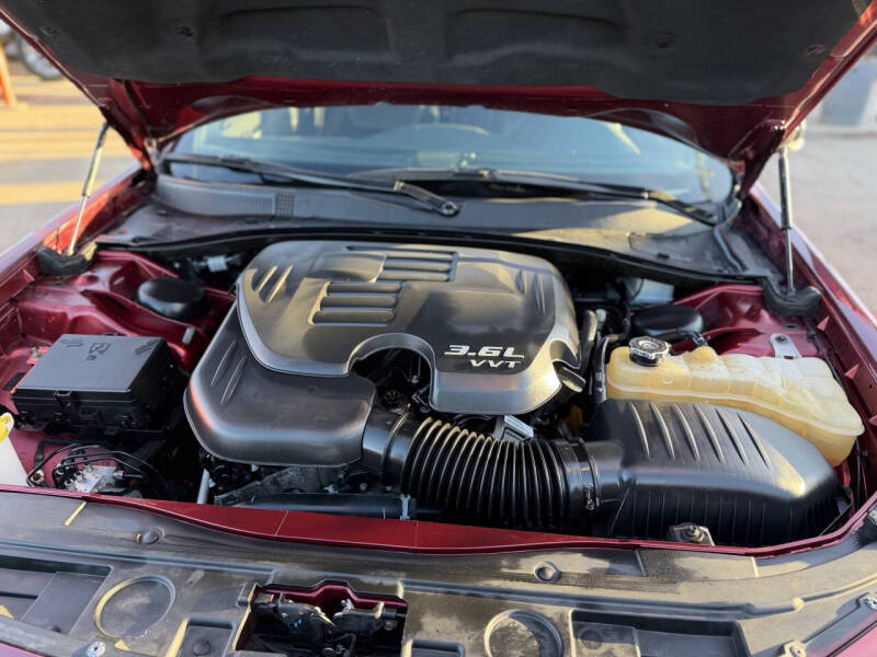 2018 Chrysler 300 S - Image 3