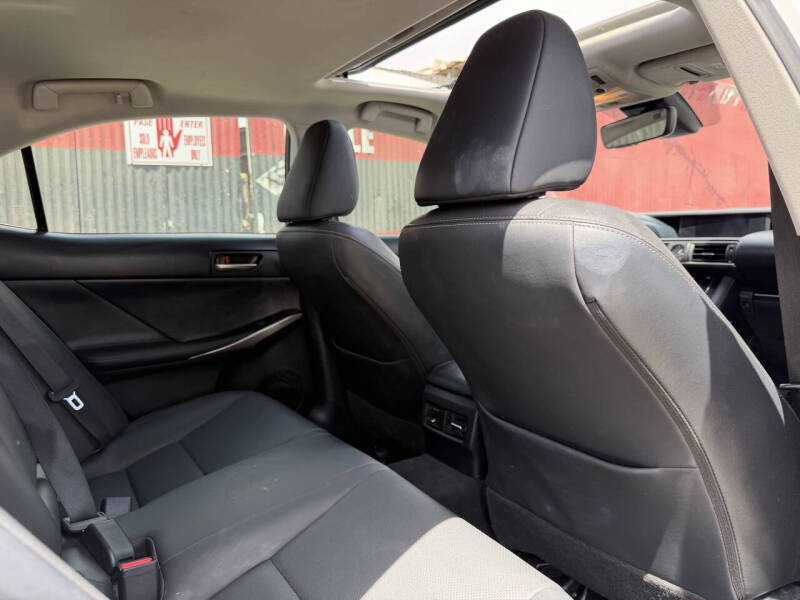 2018 Lexus IS 300 - Image 5