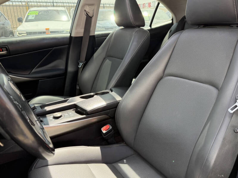 2018 Lexus IS 300 - Image 4